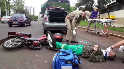 Motociclista se fere ao atingir carro que estava parado