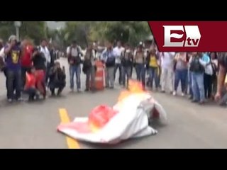 Sección 22 derriba y quema puertas de sede de opositores  / Excélsior informa