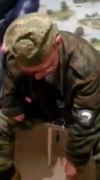 Il tente de casser une bouteille d'alcool avec son crane !