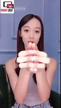 Elle fait danser ses doigts (Finger-tutting)