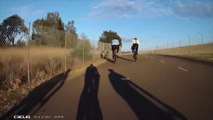 Un cycliste se prend un kangourou de face
