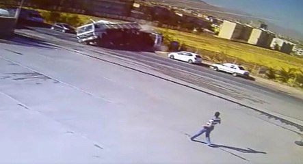 Park Halindeki Kamyon Kayıp Başka Bir Kamyona Çarptı