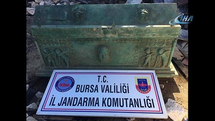 Bahçeye gizlenmiş Roma dönemine ait bronz lahit ele geçirildi