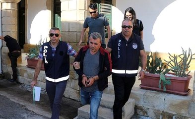 Kantin Görevlisi, Doktorun Odasına Gizli Kamera Yerleştirip Çıplak Anlarını Görüntüledi