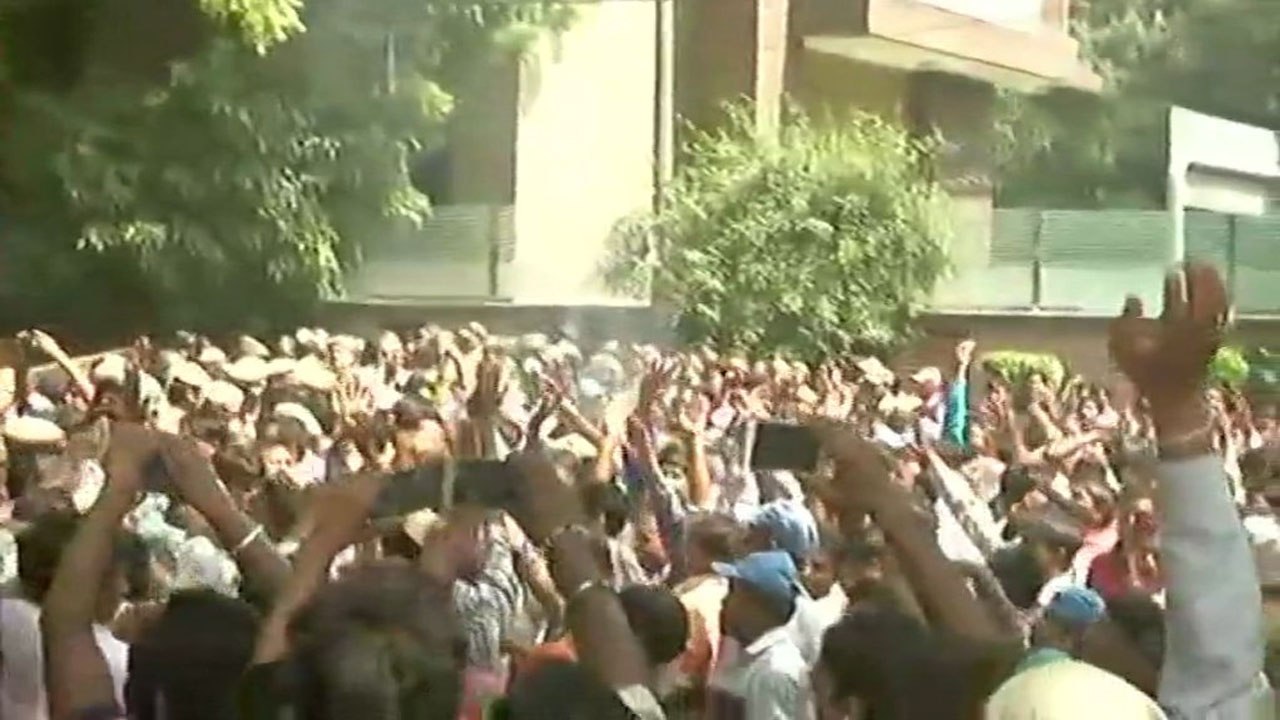 Arvind Kejriwal के आवास का MCD sanitation workers ने किया घेराव, हड़ताल का आज 23वां दिन । वनइंडिया