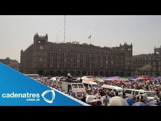 Maestros que se manifiestan en el Zócalo toman vehículos oficiales