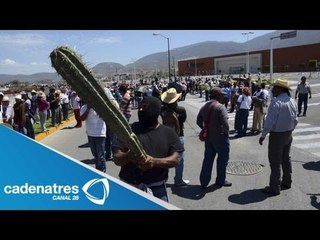 Policías bloquean la carretera en Chilpancingo-Tlapa, en Guerrero