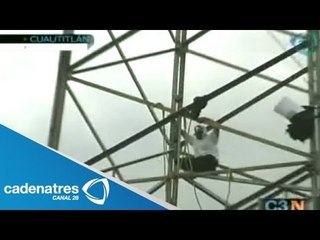 Ex policía amenaza con suicidarse desde una torre eléctrica en Cuautitlán Izcalli