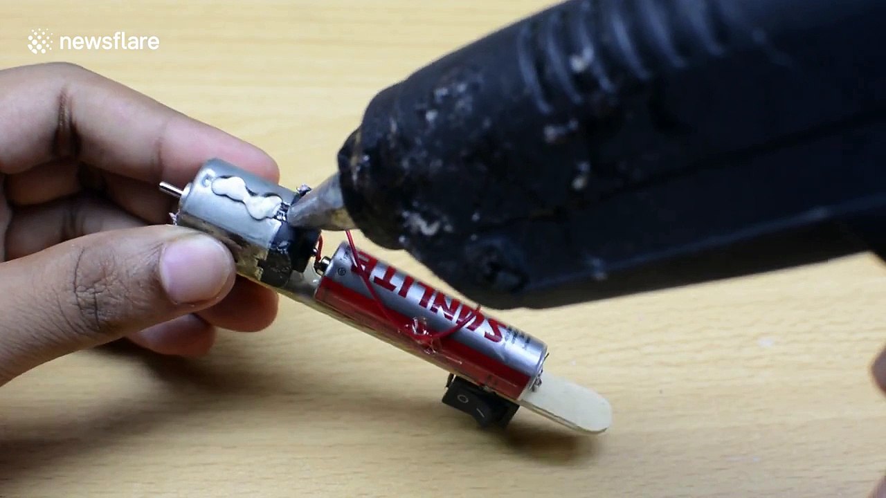 How to make a toy aeroplane out of household items