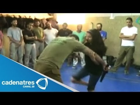 Ex soldados israelíes enseñan tácticas militares a turistas en campamento