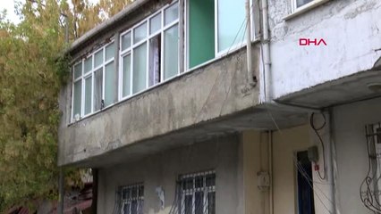 Karısının Boğazını Satırla Kesti