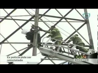 Policía amenaza con aventarse de una torre de alta tensión