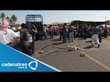 Padres de Oaxaca bloquean carretera para exigir que inicien las clases
