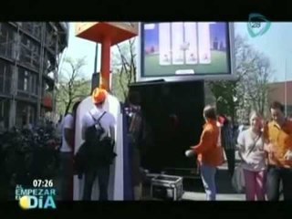 Lanzan campaña en Amsterdam para evitar que las personas se orinen en la calle.