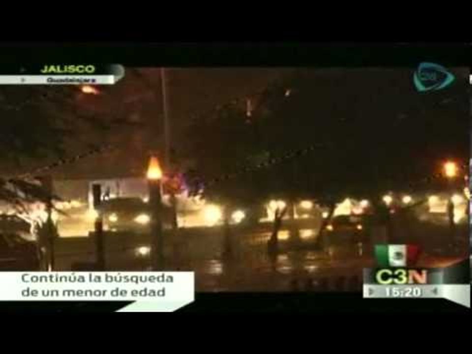 Niño es arrastrado por la corriente de un canal debido a las intensas lluvias de Jalisco