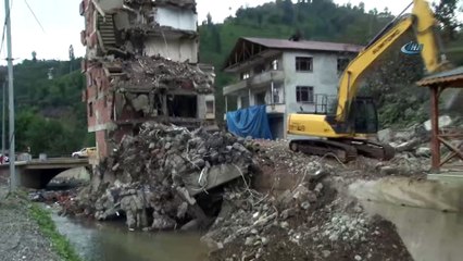 7 katlı binanın yıkımına elektrik teli ve yağış uyarısı engeli