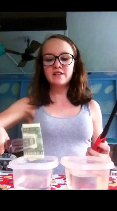 Une fille qui veut faire une expérience avec un billet en feu et de l'alcool ! WTF