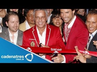 Sebastián Rulli encargado de cortar el listón "Santo pescado", restaurante de Alexis Ayala