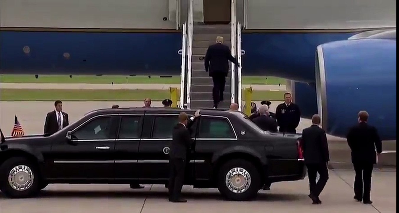 Donald Trump avec du papier sous une chaussure