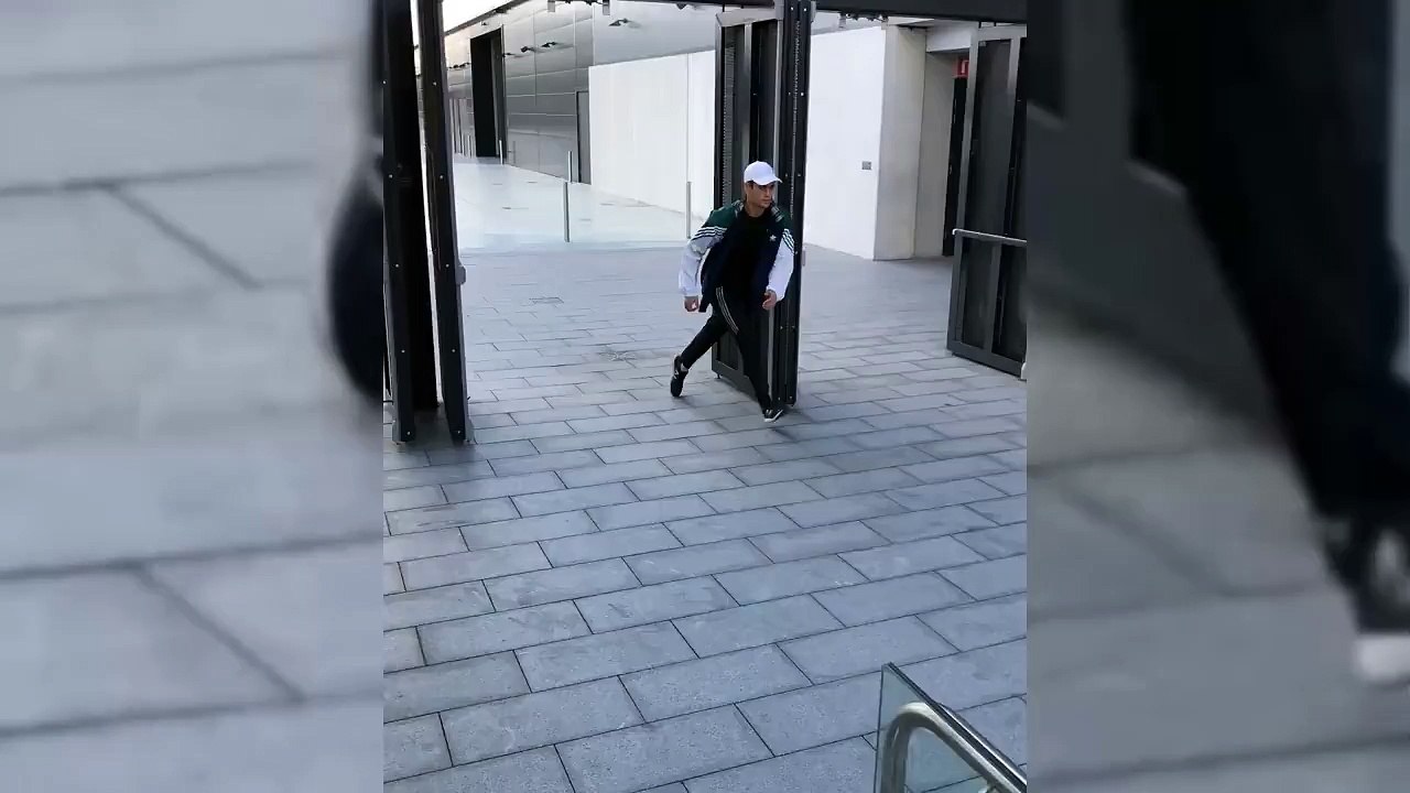 Il descend une rambarde d'escalier sur les fesses