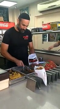 Servir des falafels avec classe