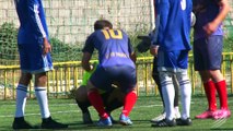 Un arbitre marque un pénalty arrêté par le goal (Daghestan)