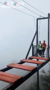 Un homme traverse un pont Sécurité (Fail)