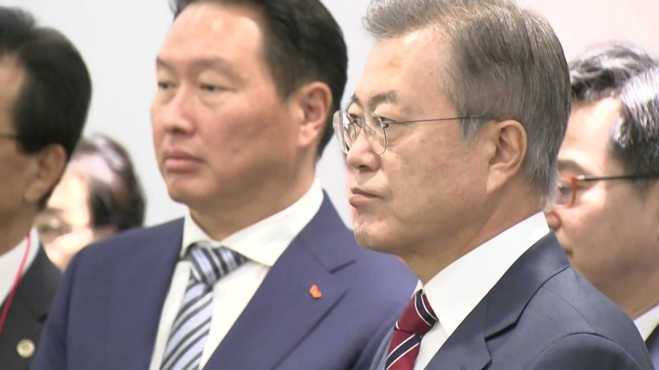 문 대통령 "신산업 일자리 10만 개...정부, 아낌없이 측면 지원" / YTN