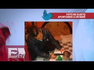 Hombre apunta con pistola a bebé /  Óscar Cedillo