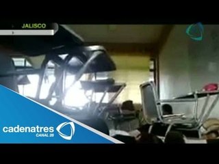 Download Video: Mueren tres policías y cuatro delincuentes en balacera de Jalisco / Balacera en salón de clases