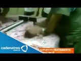 Pediatra venezolano realiza cruel examen a recién nacido (Imágenes delicadas)