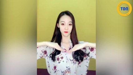 Elle fait danser ses doigts magnifiquement bien sur la musique !