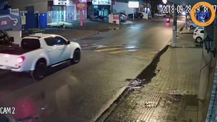 Un cheval en fuite à toute vitesse termine sa course sur une voiture !