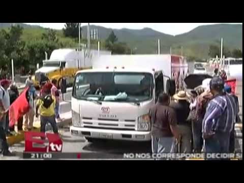 Manifestantes exigen aparición de normalistas de Ayotzinapa / Todo México