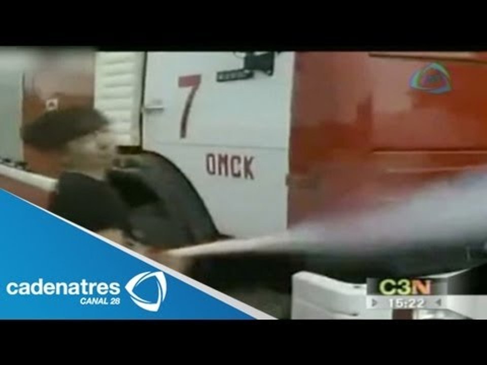 Reportera sale volando al usar un extintor / ¿Cómo usar un extintor?