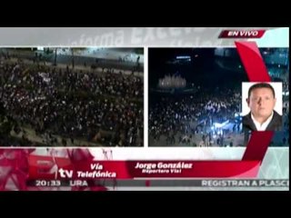 Manifestantes iluminan el Zócalo en apoyo a normalistas de Ayotzinapa / #UnaLuzPorAyotzinapa