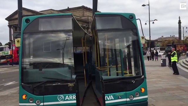 Un bus coupé en deux avec un couteau géant