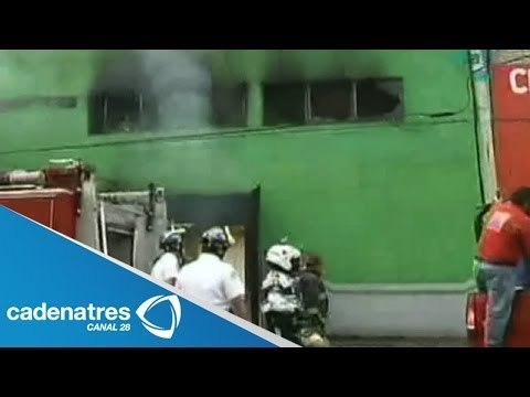 Corto circuito provoca incendio en fábrica clandestina en Iztapalapa