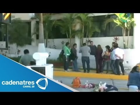 Maestros de Oaxaca toman casetas de peaje y dan paso libre a automovilistas