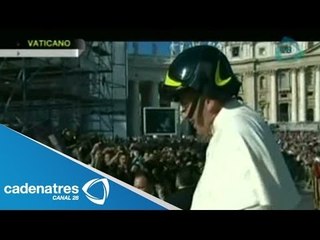 Papa Francisco se pone casco de bombero en su recorrido por la plaza de San Pedro