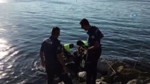 Ölmek isteyen genci, polisler suya atlayarak kurtardı