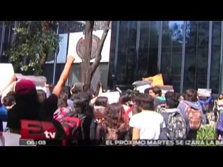 Manifestantes bloquean accesos a la PGR / Vianey Esquinca