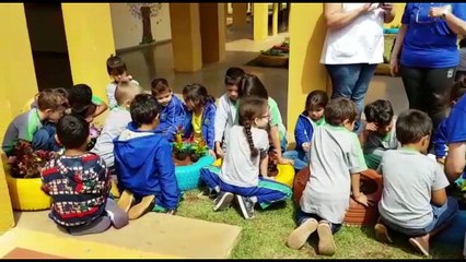 Aniversário de Escola no Riviera é comemorado com plantio de árvores e flores