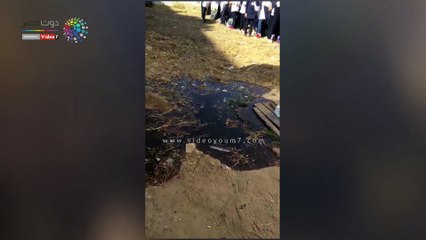 طلاب يؤدون طابور الصباح وسط مياه الصرف الصحى