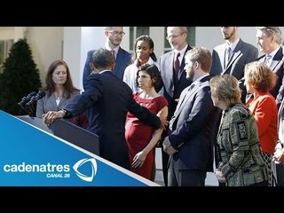 Barack Obama ayuda a una mujer durante su discurso