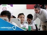 Peña Nieto entrega computadoras a niños de primaria en Tabasco