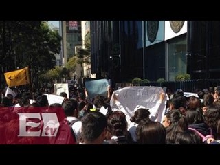 Protesta frente a la PGR por desaparecidos de Ayotzinapa / Excélsior Informa