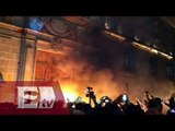Encapuchados queman puerta del Palacio Nacional/ Excélsior en la Media