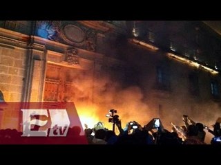 Download Video: Encapuchados queman puerta del Palacio Nacional/ Excélsior en la Media