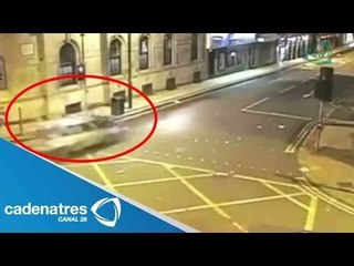 Hombre atropella a tres jóvenes por venganza (VIDEO)